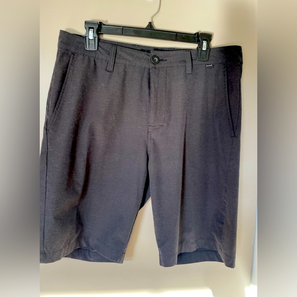Travis Mathew Men’s flat front golf short, size 32 waist, black 2 front pockets
